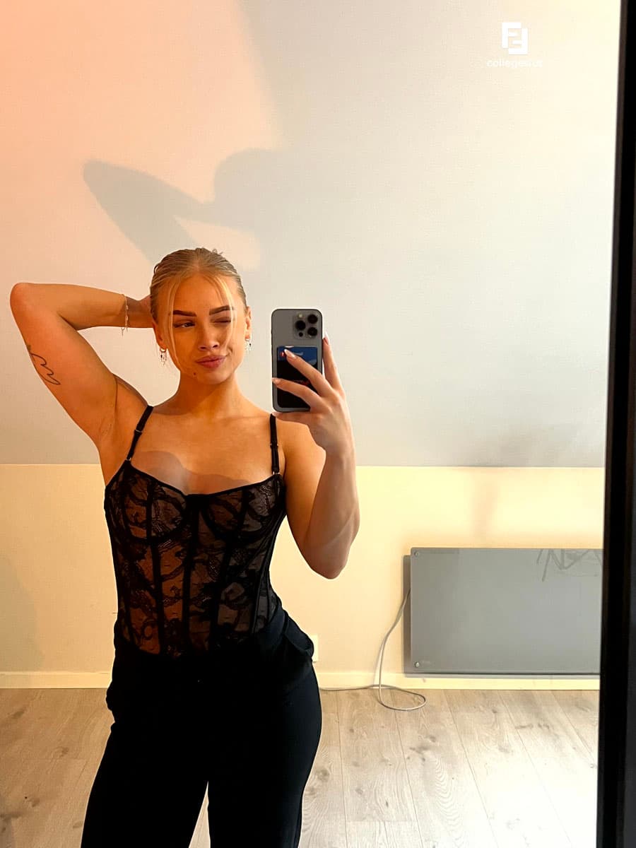 College Slut 🤓❣️ foto 3