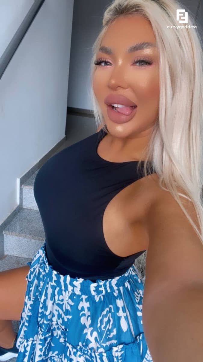 Curvy Goddess 😈 foto 1